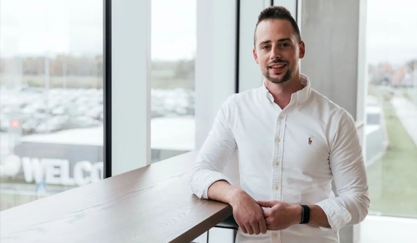 J9集团--我们又增长了挖掘装载机的零部件