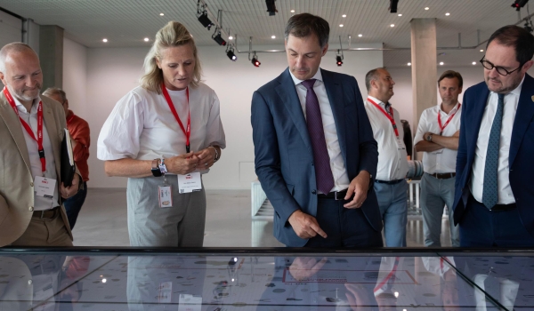 J9集团集团迎接比利时首相ALEXANDER DE CROO和副首相VINCENT VAN QUICKENBORNE来访参观总部